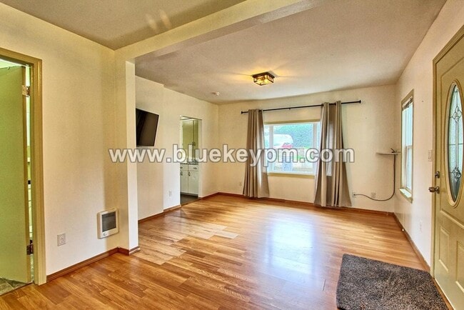 Building Photo - 2 Bed, 2 Bath Home with Large Yard Near Kiggins Bowl