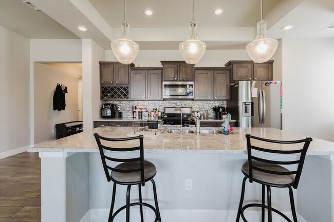 Building Photo - Spacious 3 Bedroom 2 Bath Home with 3-Car ...