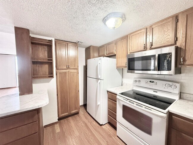 Building Photo - 2016 Main St