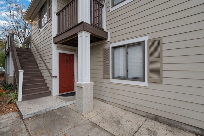 Building Photo - 2 Bed/2 Bath Apartment Located in The Highly Desirable Village District.