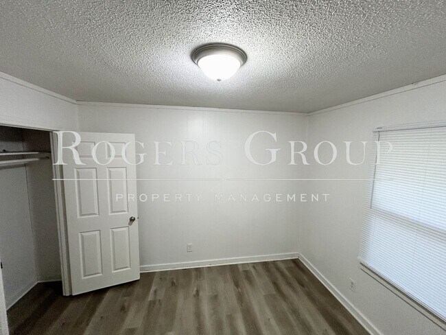 Building Photo - #450 - 416-418 Ridley St Duplex