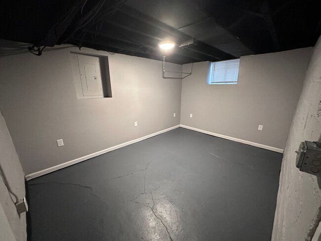 Building Photo - $900 - 3 bed 1 bath - Beautiful apartment ...