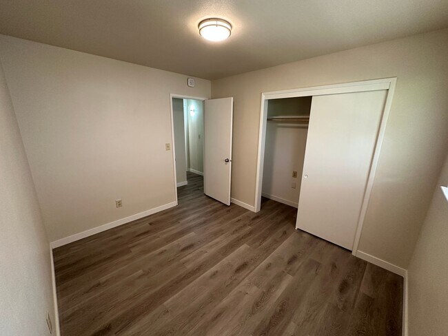 Building Photo - 1613 Carnation Ct