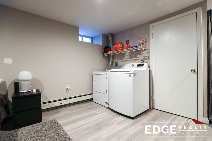 Building Photo - 10 Glenville Ave