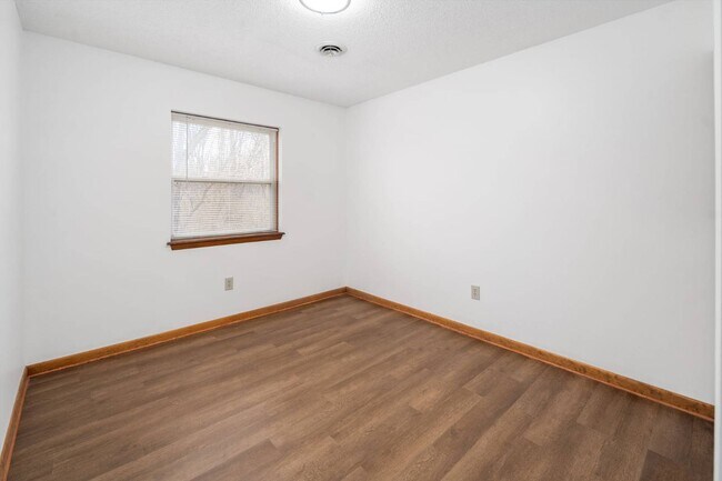 Building Photo - 1911 Cambridge Manor Dr