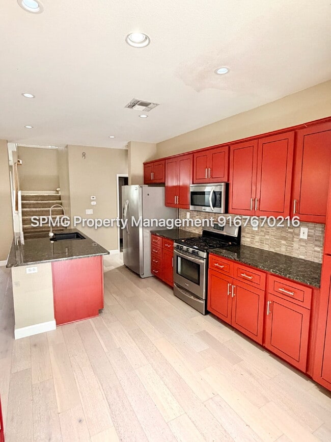 Building Photo - Beautiful 4 Bed / 3 Bath Home in Prime Roseville Location – Across from Park!