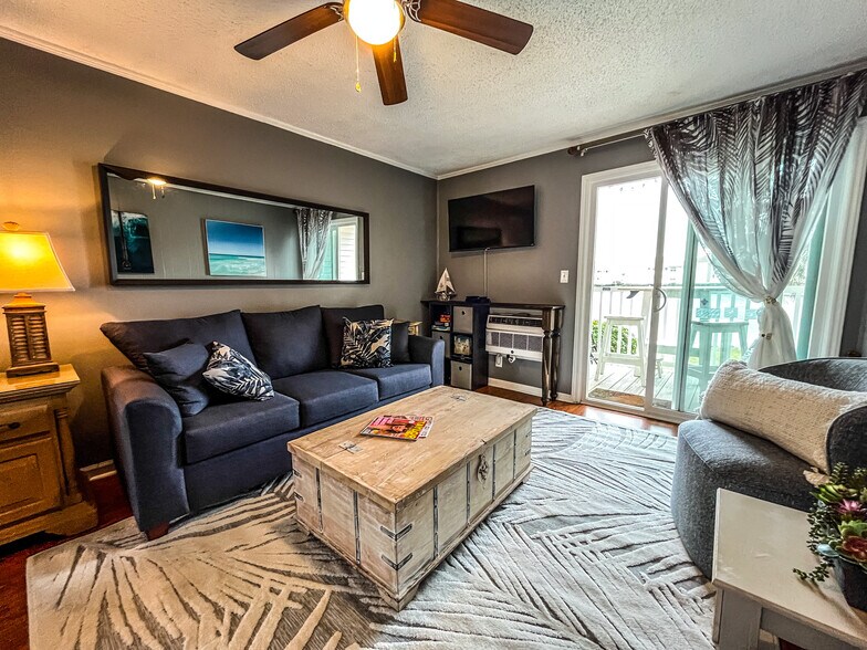 Building Photo - 1919 Spring St