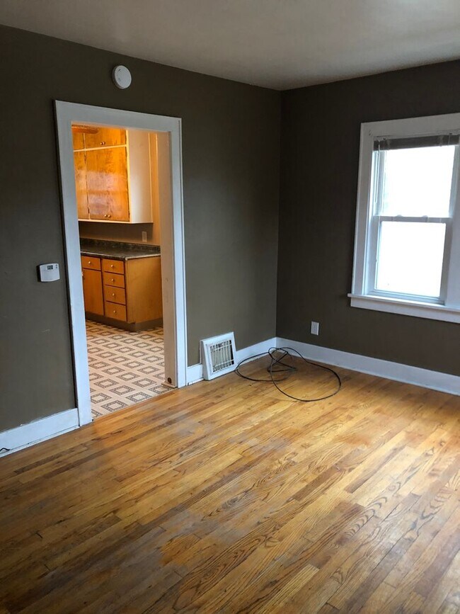 Building Photo - 2 BR/1 Bath home