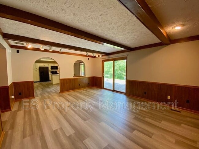 Building Photo - 6110 Munsee Ln