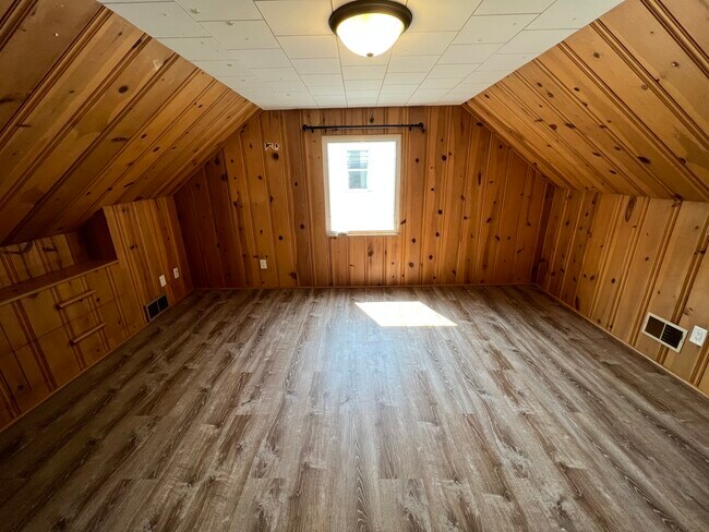 Building Photo - 114 10 1/4 St SE