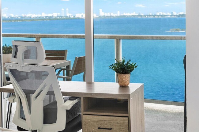 Building Photo - 725 NE 22nd St