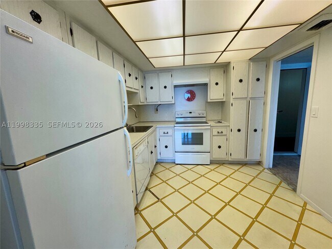 Building Photo - 18011 Biscayne Blvd