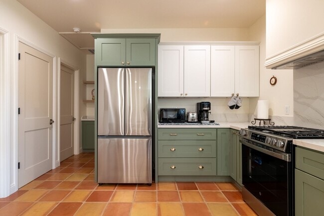 Building Photo - Contemporary New home in Monrovia