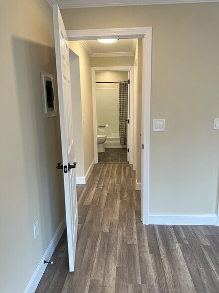 Building Photo - 8 Northbrook Dr