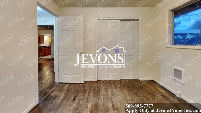 Building Photo - Enjoy the new appliances in this lovely single-family home located in the heart of Tacoma