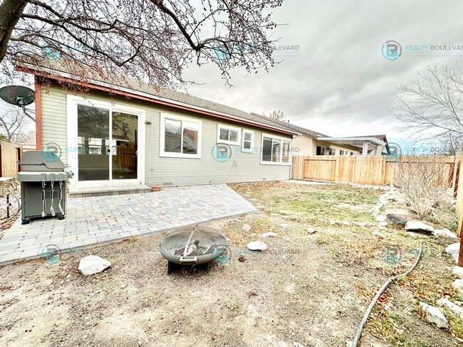 Building Photo - Half-Month Free Rent! Charming 3-Bedroom H...