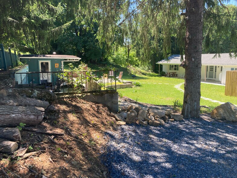 Building Photo - 140 Young St