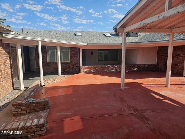 Building Photo - 10000 Honolulu Dr