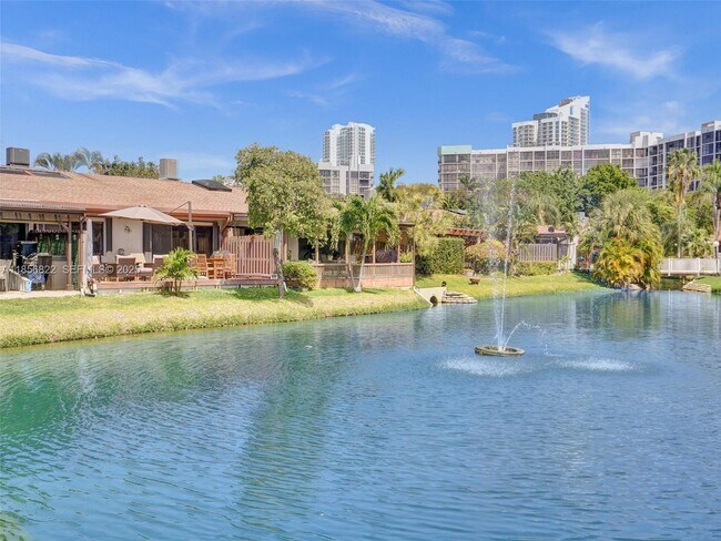 Building Photo - 2667 Parkview Dr S