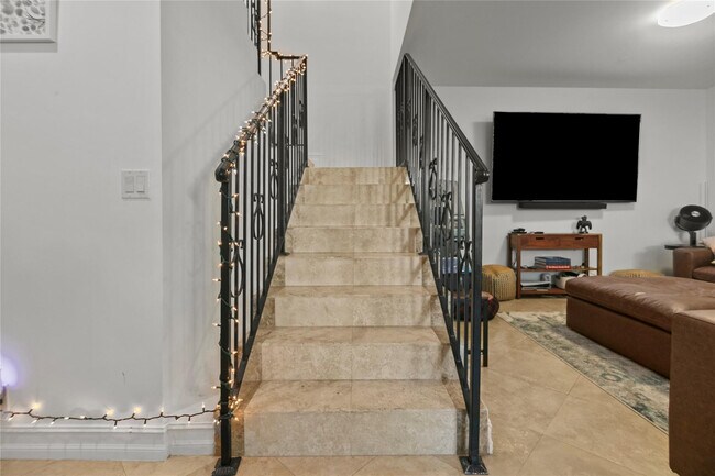 Building Photo - 732 NE 15th Ave