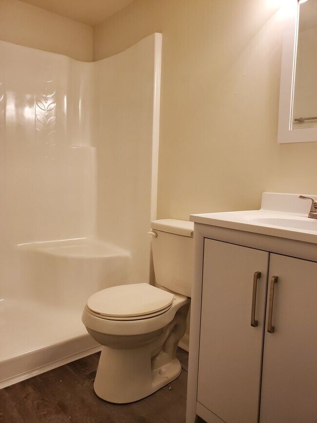 Building Photo - 2BD / 2BA Newly Remodeled 2 bed / 2bath Condo with Community Pool, close to Truman Pkwy!