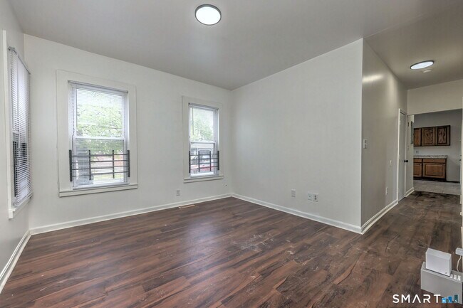 Building Photo - 483 Ferry St