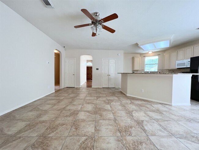 Building Photo - 4723 Silverlake Dr