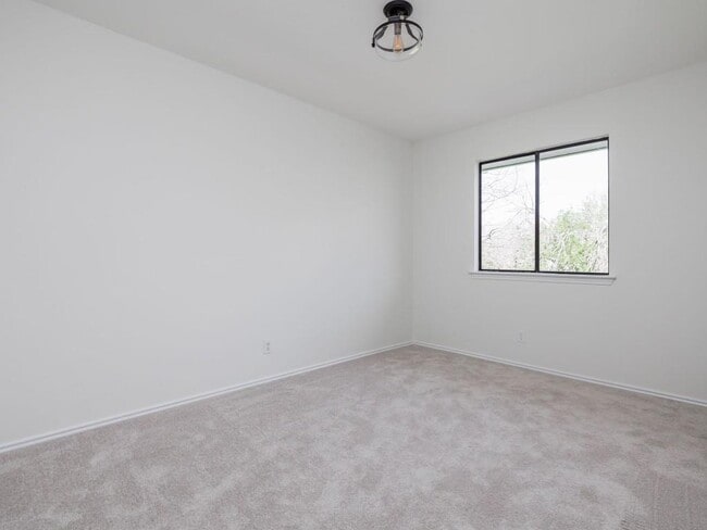 Building Photo - 1805 White Oak Cove