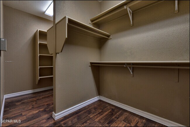 Building Photo - 5649 Valley Maple Dr