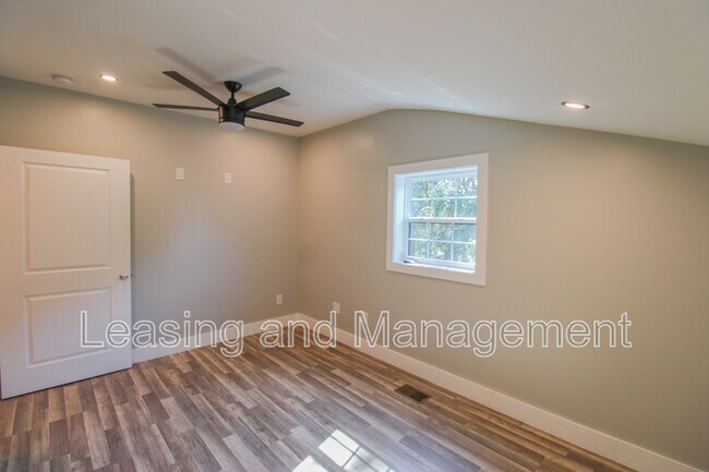 Building Photo - 3494 River Rd