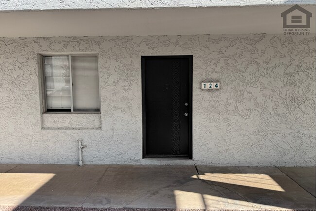 Building Photo - 1Bed/1Bath Partially Furnished Ground Floor Apt at Osborn Rd/68th St! Second Chance Rental!