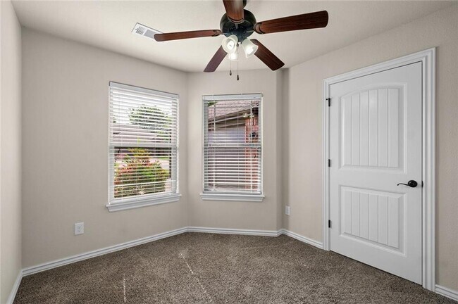 Building Photo - 904 SW Caprington St