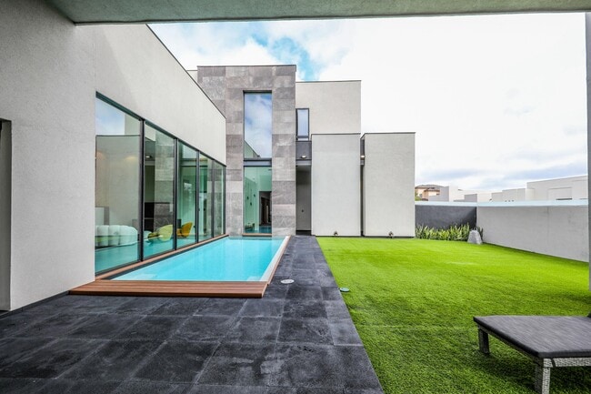 Building Photo - 3013 George Martin Dr