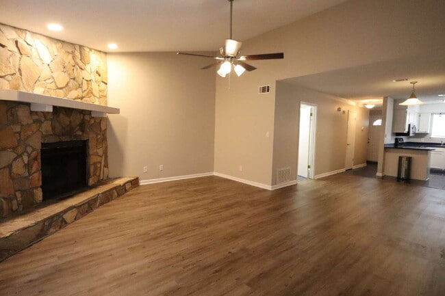 Building Photo - "Charming 2-Bed Townhouse with Cozy Fireplace in Prime Fort Walton Beach Location!"