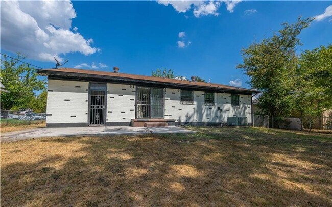 Building Photo - Renovated 3-bedroom House!