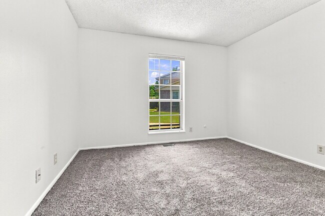Building Photo - $1,445.95, 2 bed, 1 bath located in Denver with Central AC