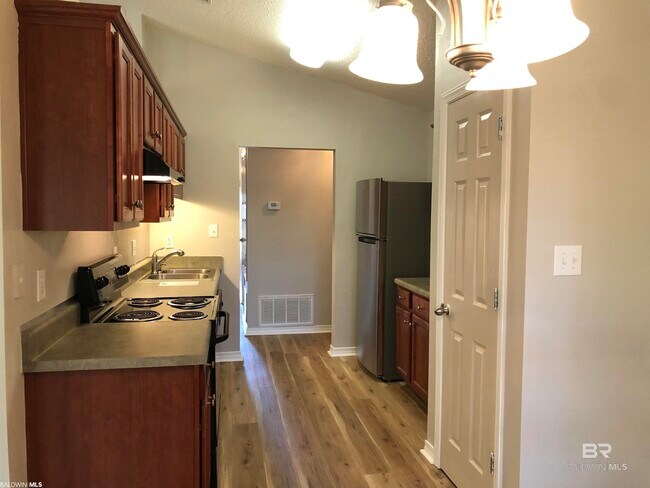 Building Photo - 9839 Hollowbrook Ave