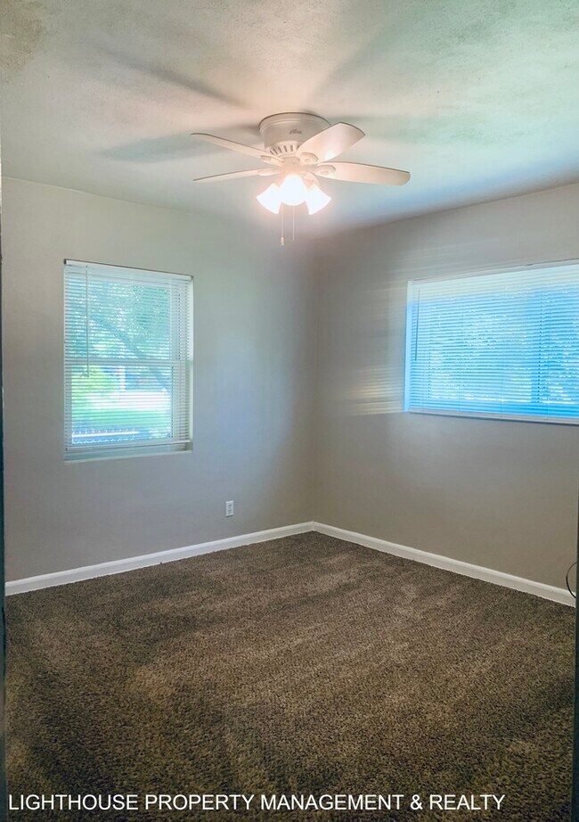Building Photo - Large 4 Bed/2 Bath House with Carport & Fe...