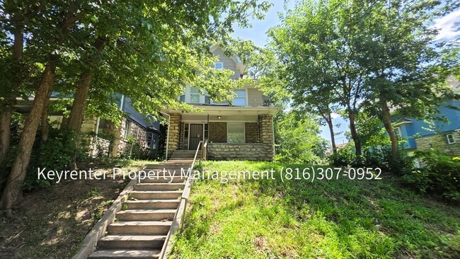 Building Photo - Welcome Home to This Bright & Inviting 4 Bed, 2 Bath