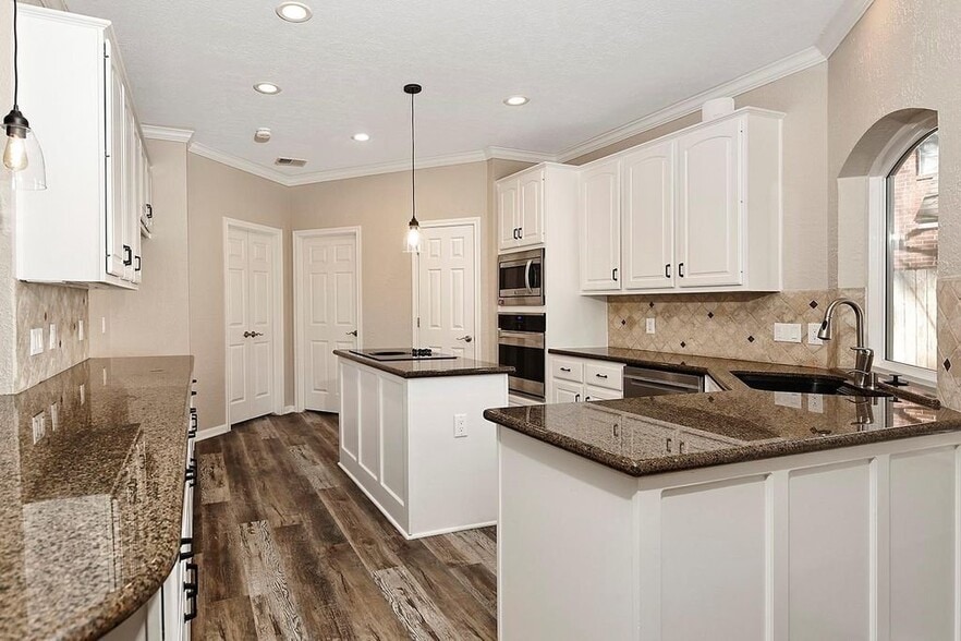 Building Photo - 6 Thornbush Pl