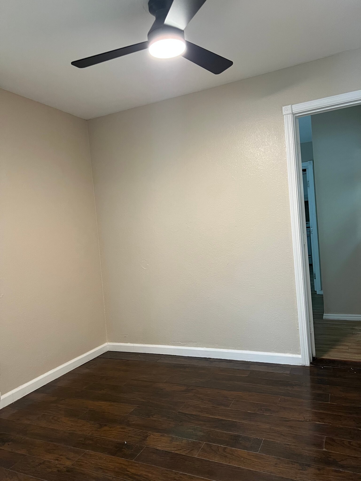 Building Photo - 606 W 4th Ave