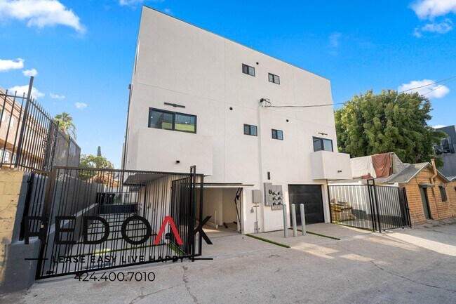 Building Photo - 1999 1/2 N Vista Del Mar Ave