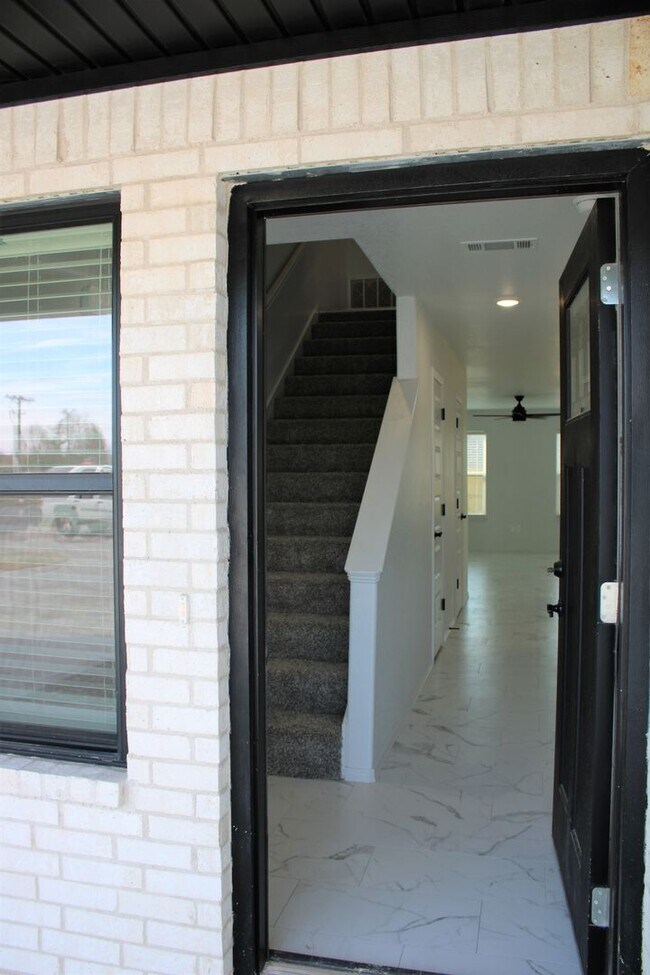 Building Photo - COX-NORTHRIDGE DR-1