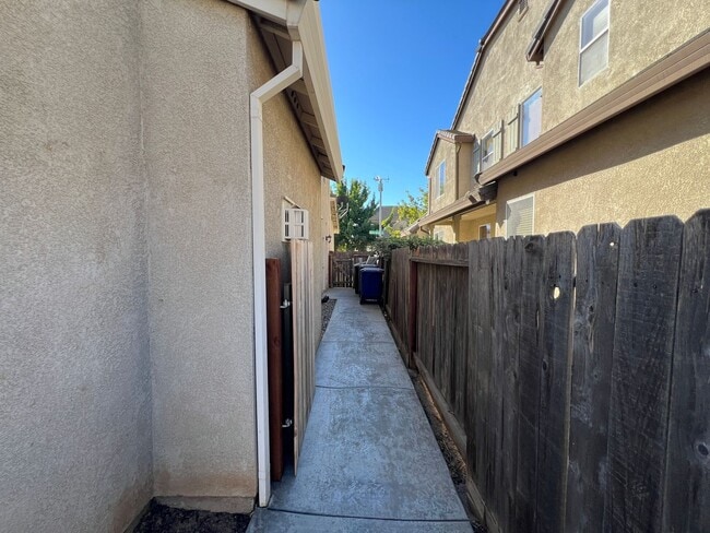 Building Photo - 5 bedroom home located in Sylvan School District!