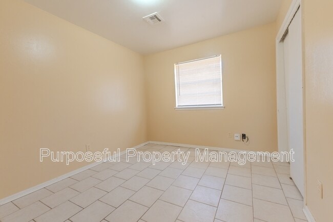 Building Photo - 809 Meadowgreen Dr