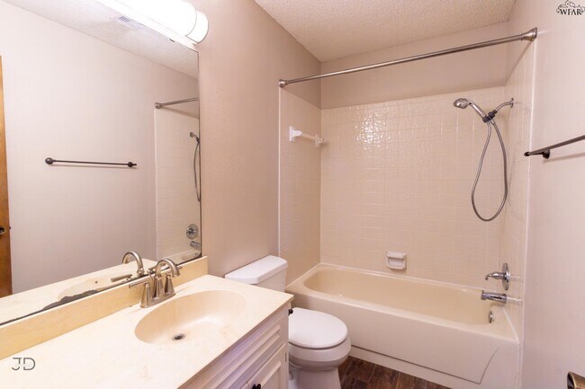 Building Photo - 505 W Coleman Ave