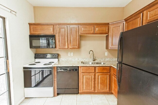 Building Photo - Dallas Townhome with Reserved Parking