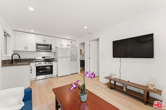 Building Photo - 7103 Hatillo Ave