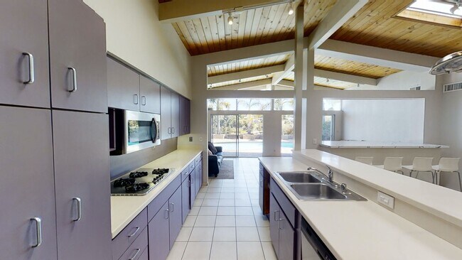 Building Photo - POOL house! BIG rooms! 8 Bedrooms