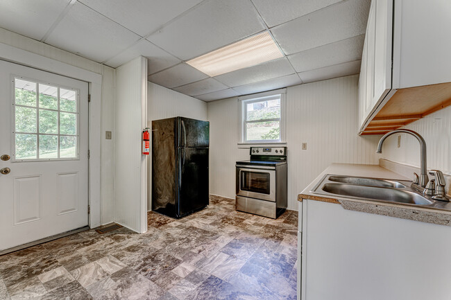 Building Photo - 975 Dorsey Ave